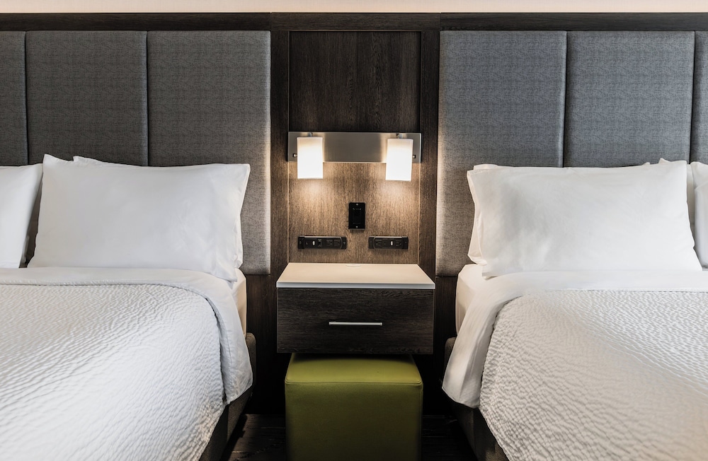 holiday inn express and suites toronto airport sou