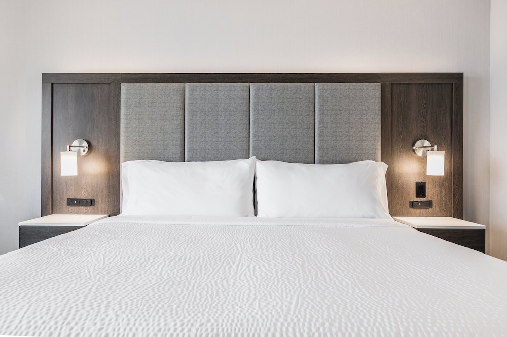 holiday inn express and suites toronto airport sou