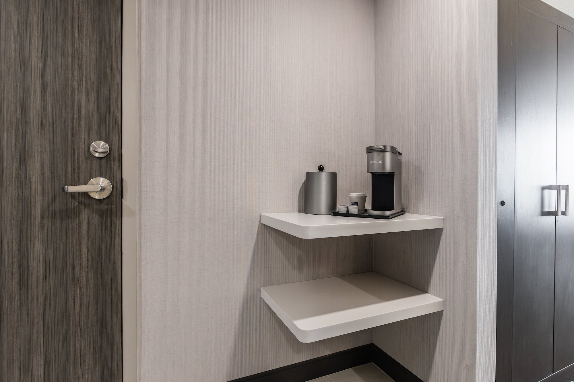 holiday inn express and suites toronto airport sou