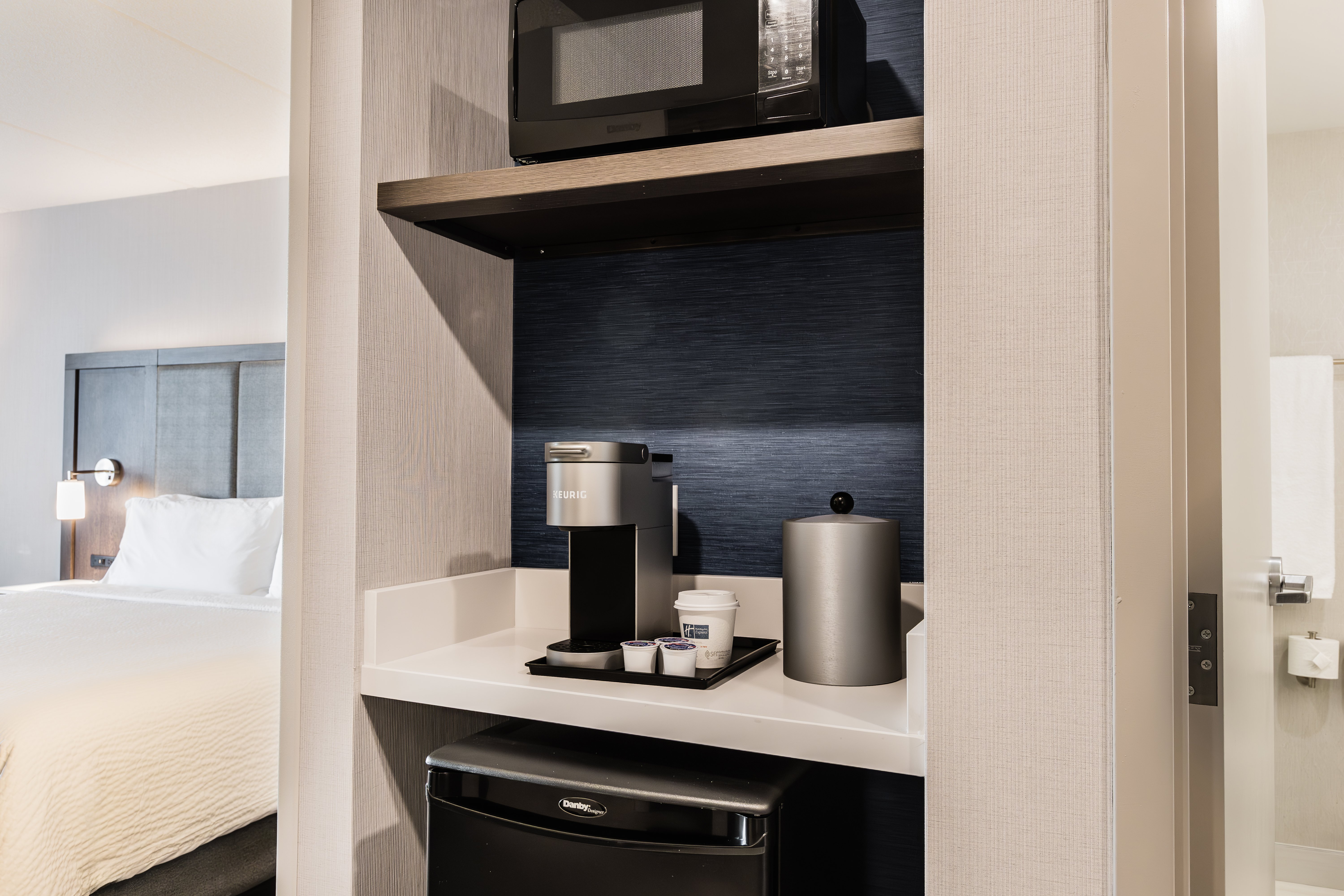 holiday inn express and suites toronto airport sou