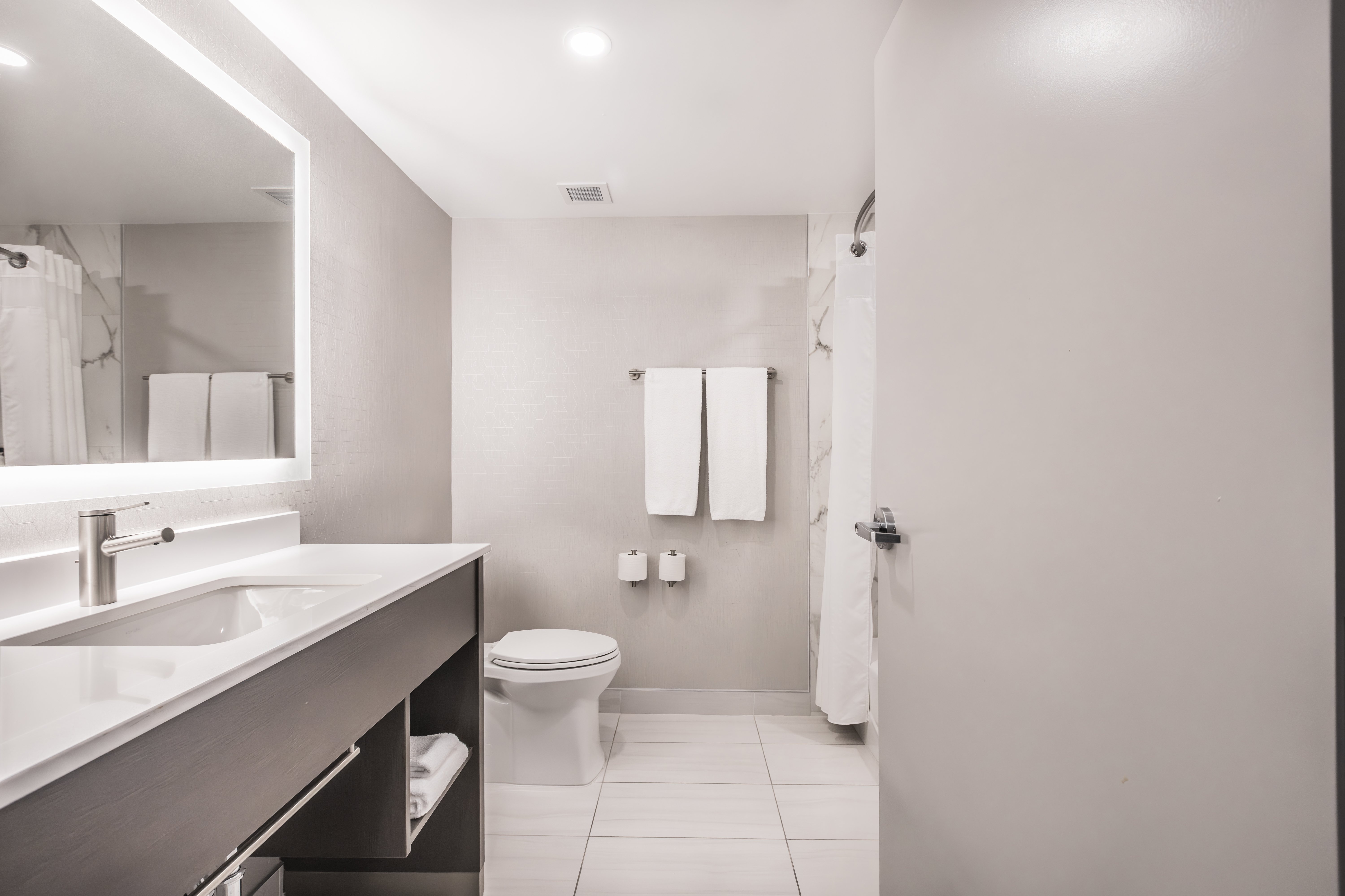 holiday inn express and suites toronto airport sou