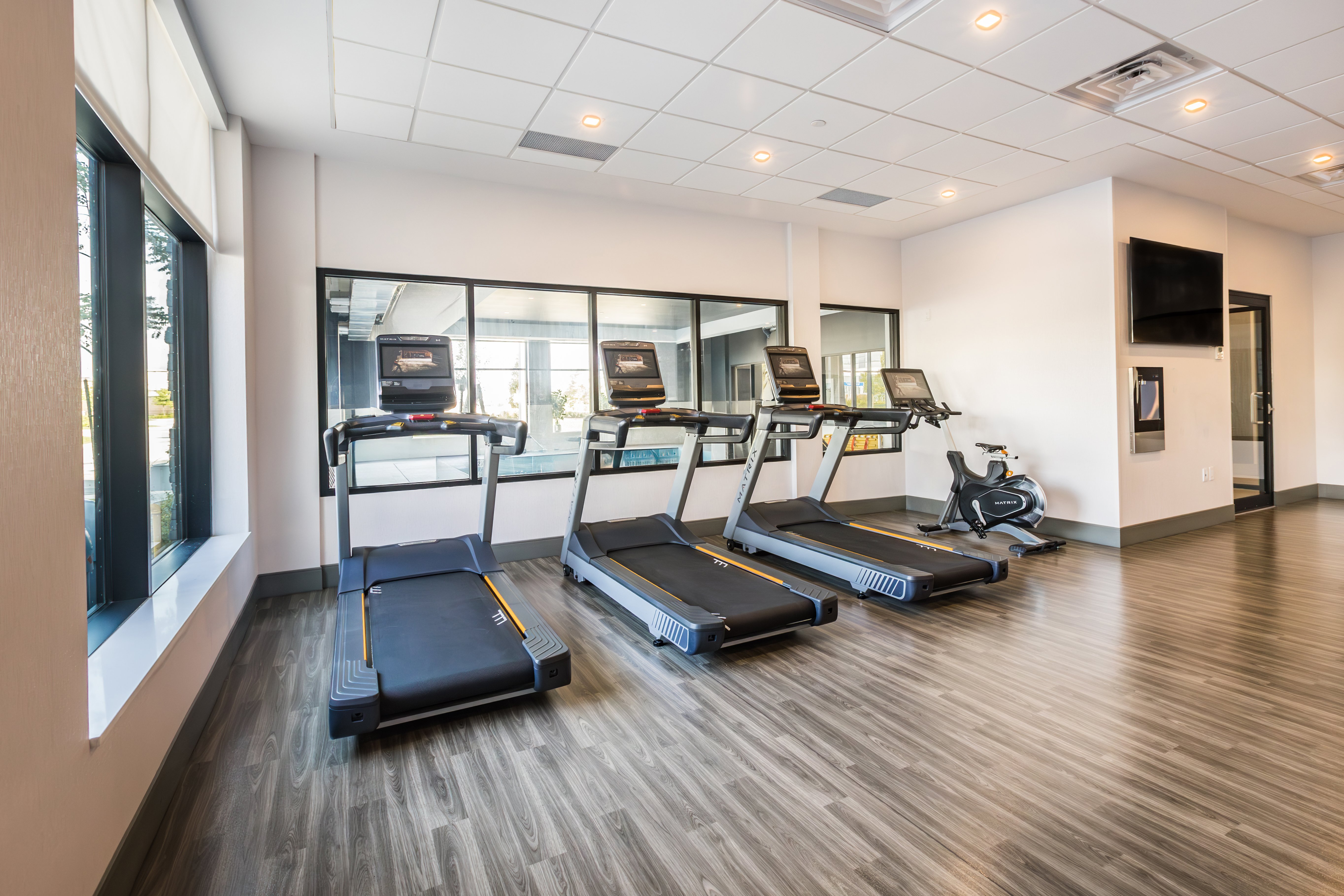 holiday inn express and suites toronto airport sou