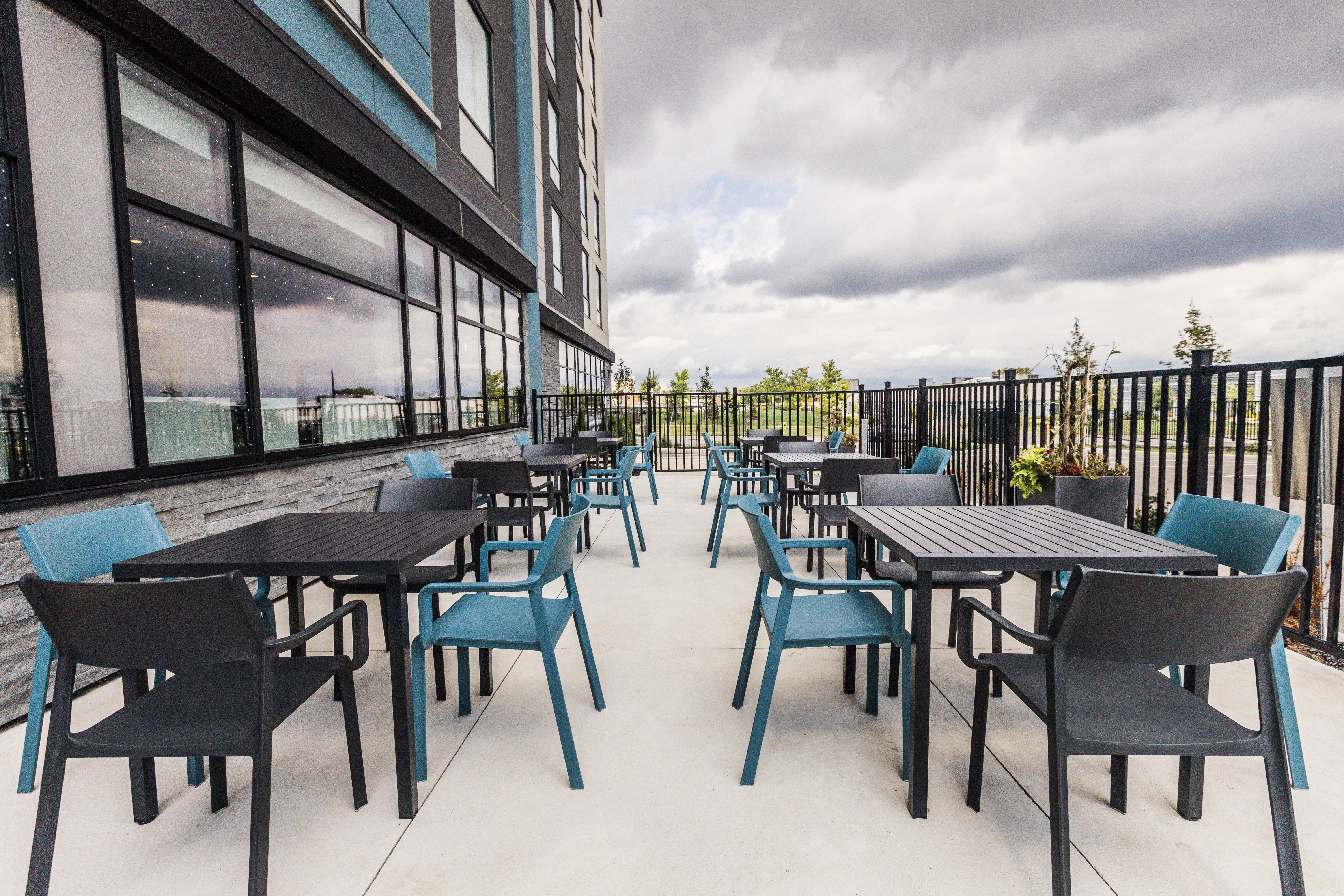 holiday inn express and suites toronto airport sou