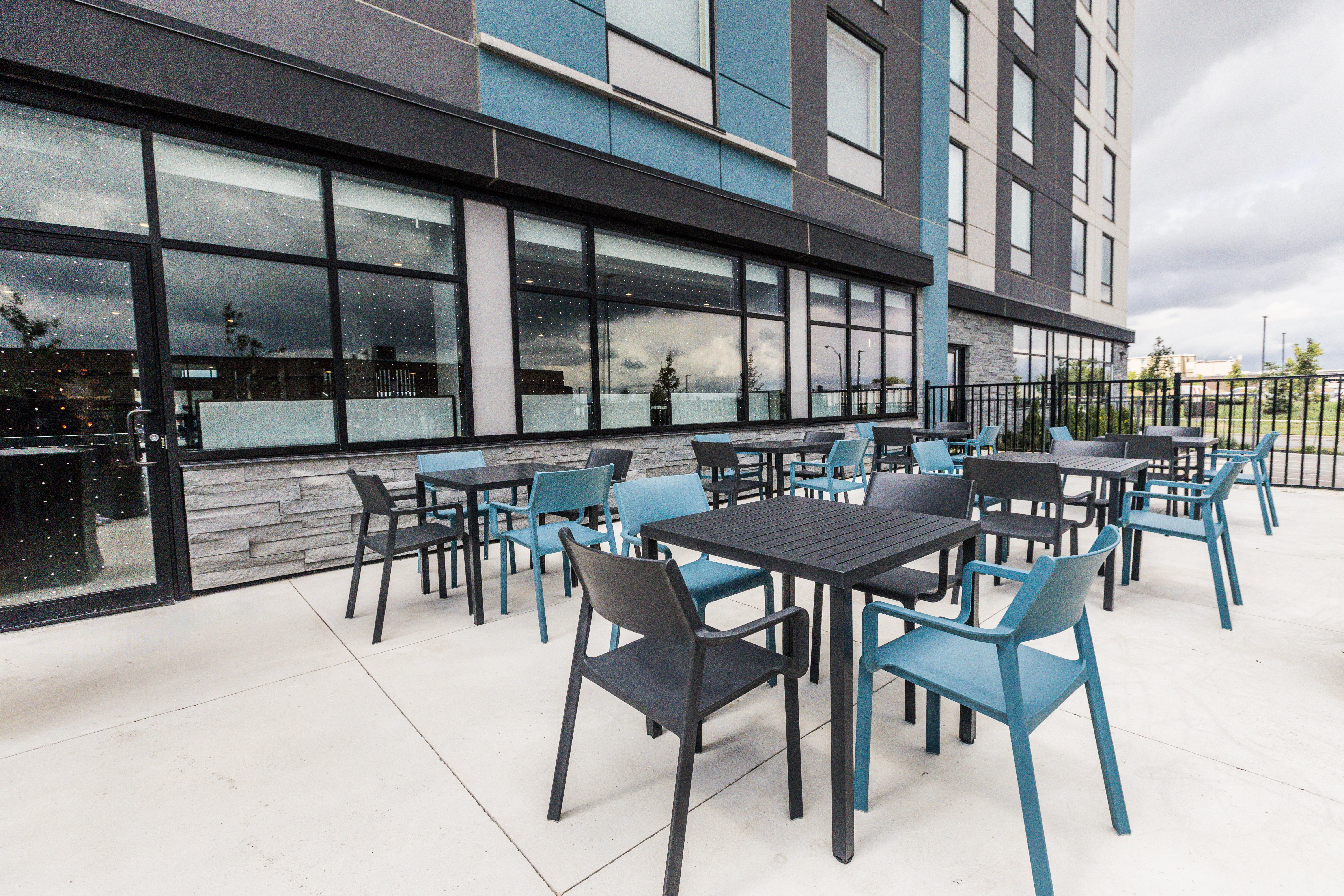 holiday inn express and suites toronto airport sou