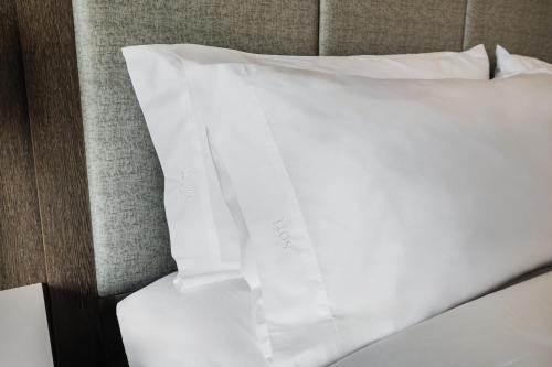 holiday inn express and suites toronto airport sou