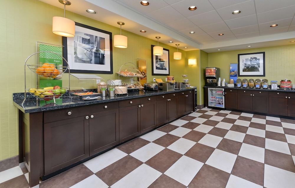 hampton inn iowa city university area