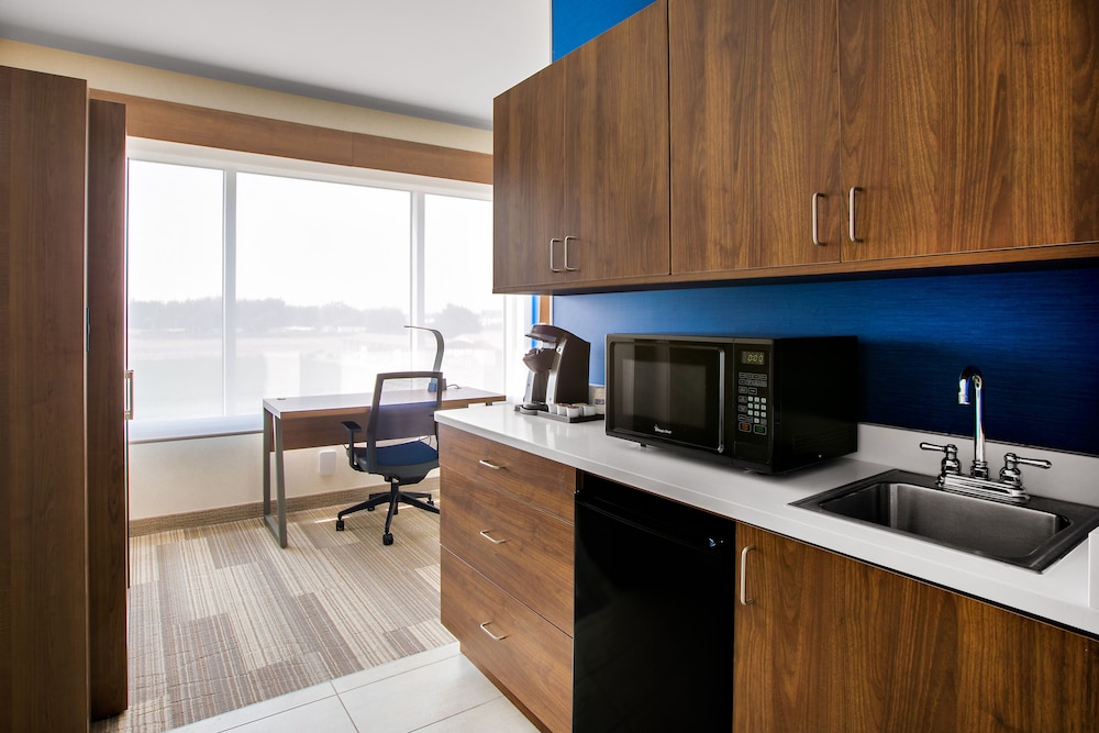 holiday inn express and suites ontario by ihg
