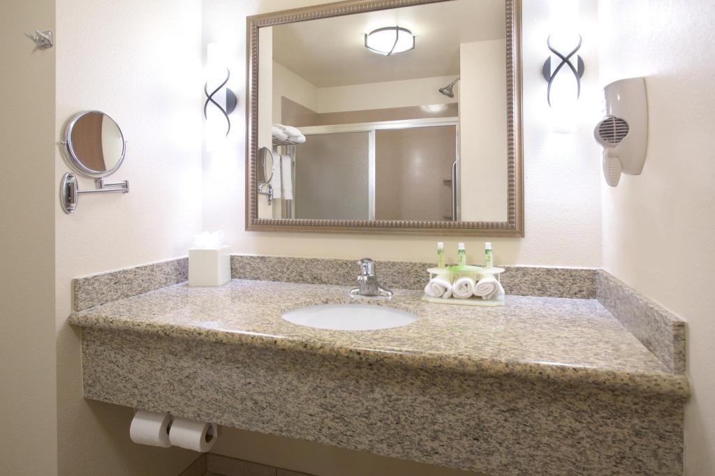 holiday inn express and suites los alamos entrada park