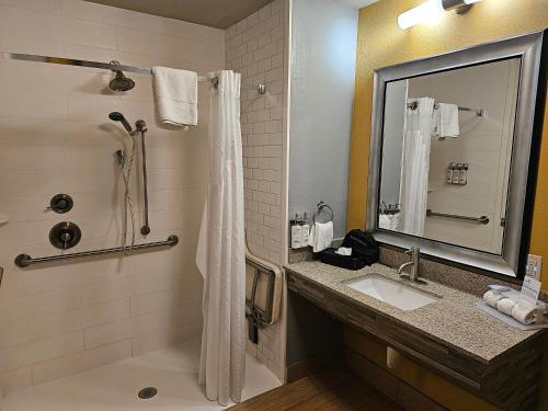 holiday inn express and suites perry national fairground area by ihg