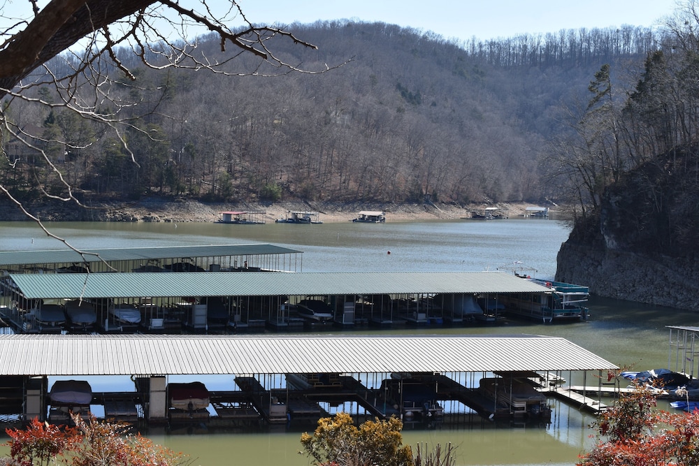 holiday inn express and suites caryville by ihg