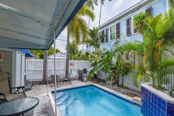 poolside suite