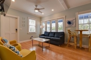 poolside suite
