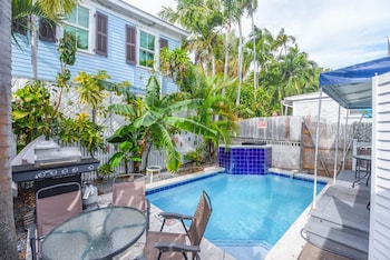 poolside suite