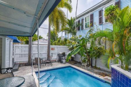poolside suite
