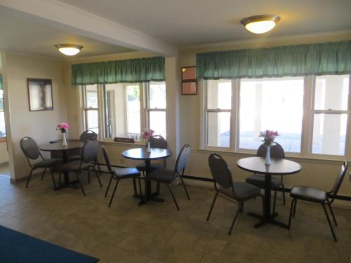 waterfront inn mackinaw city