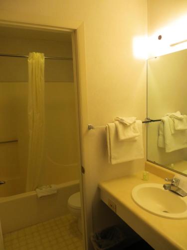 waterfront inn mackinaw city