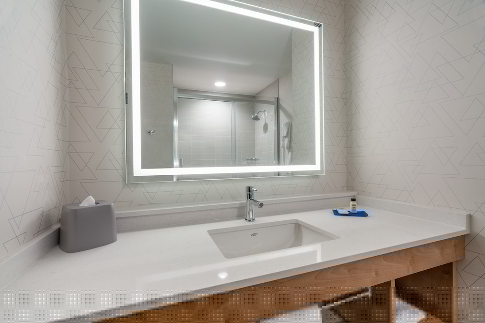 holiday inn express and suites vaughan southwest by ihg
