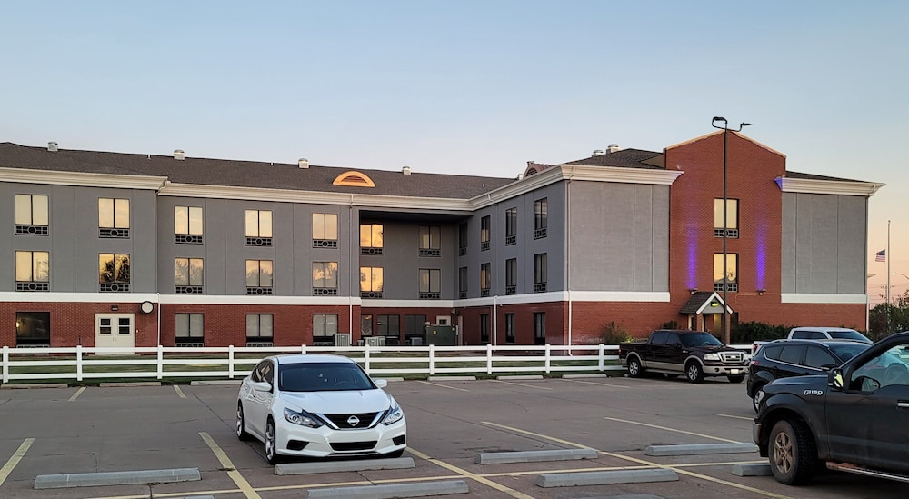 holiday inn express and suites enid hwy 412