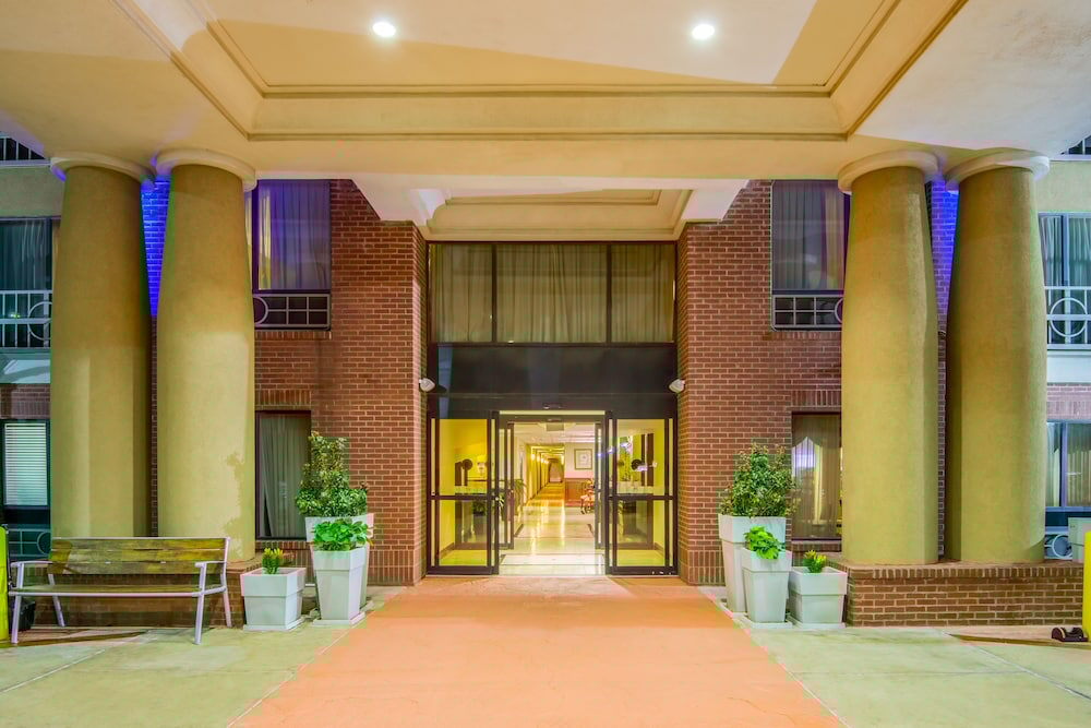holiday inn express and suites enid hwy 412