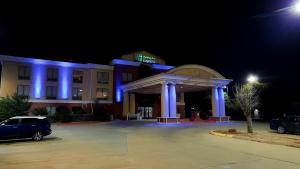 holiday inn express and suites enid hwy 412