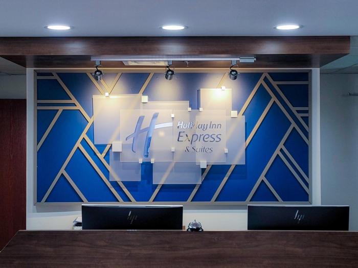 holiday inn express and suites enid hwy 412