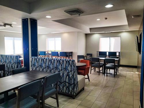 holiday inn express and suites enid hwy 412