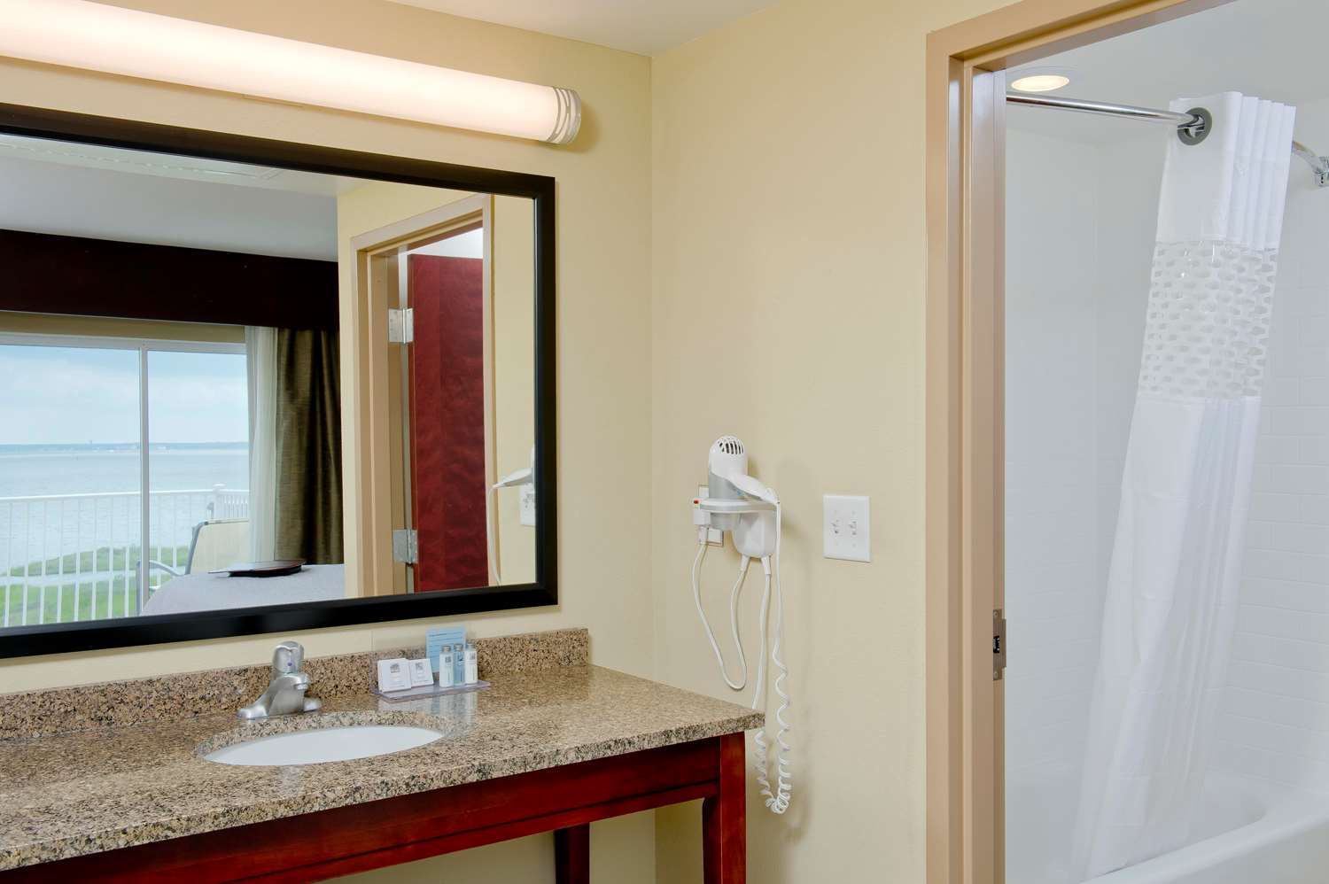 hampton inn and suites ocean city bayfront convention center