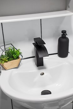 malone crescent apartment