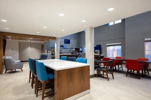 holiday inn express and suites turlock by ihg