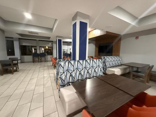 holiday inn express and suites loveland by ihg