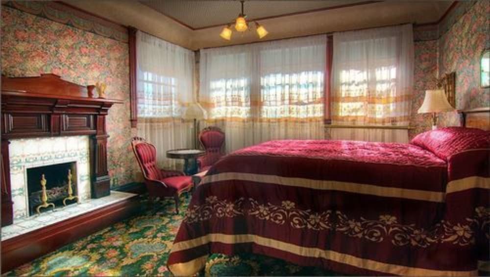 gingerbread mansion inn