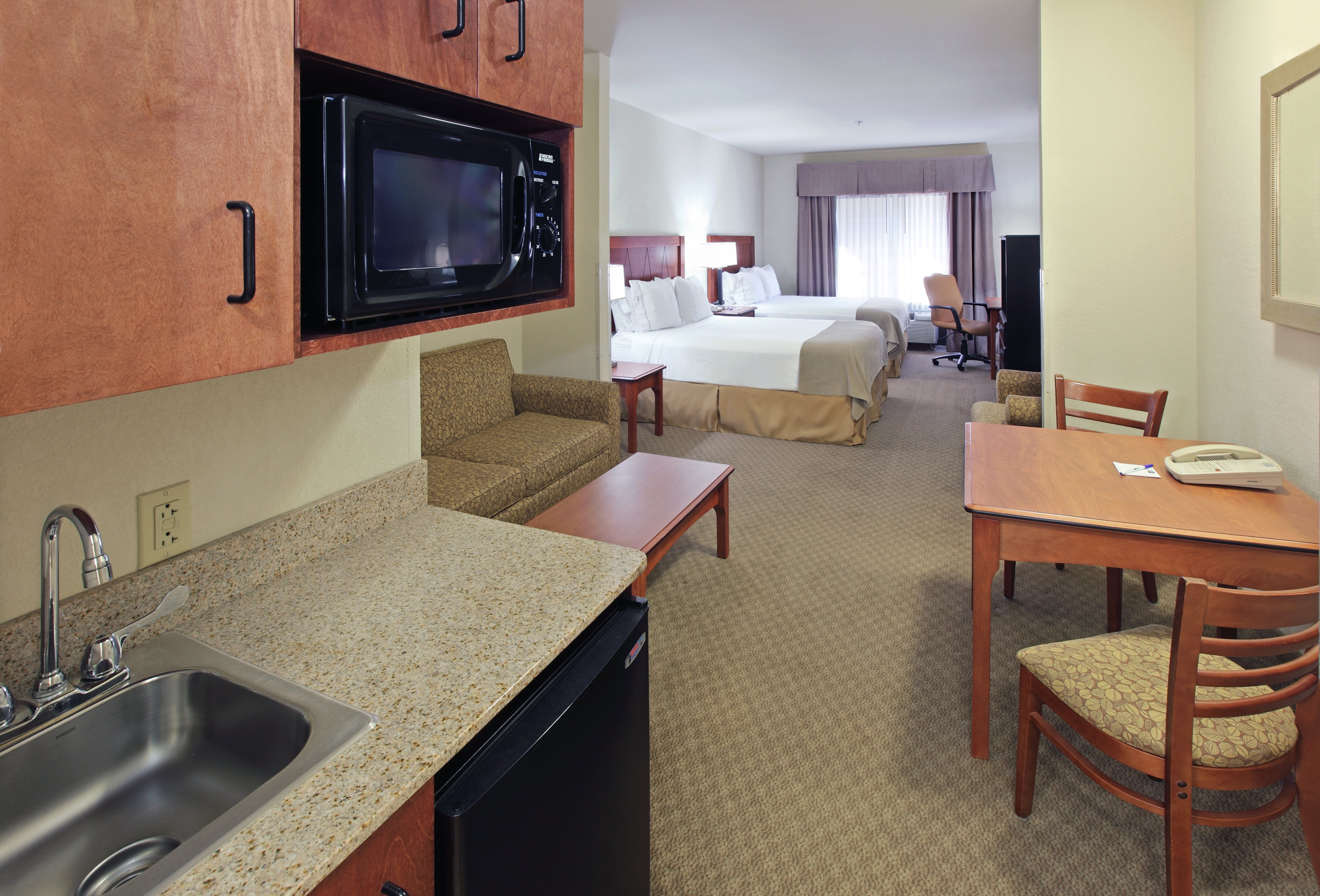 holiday inn express and suites pine bluff pines ma