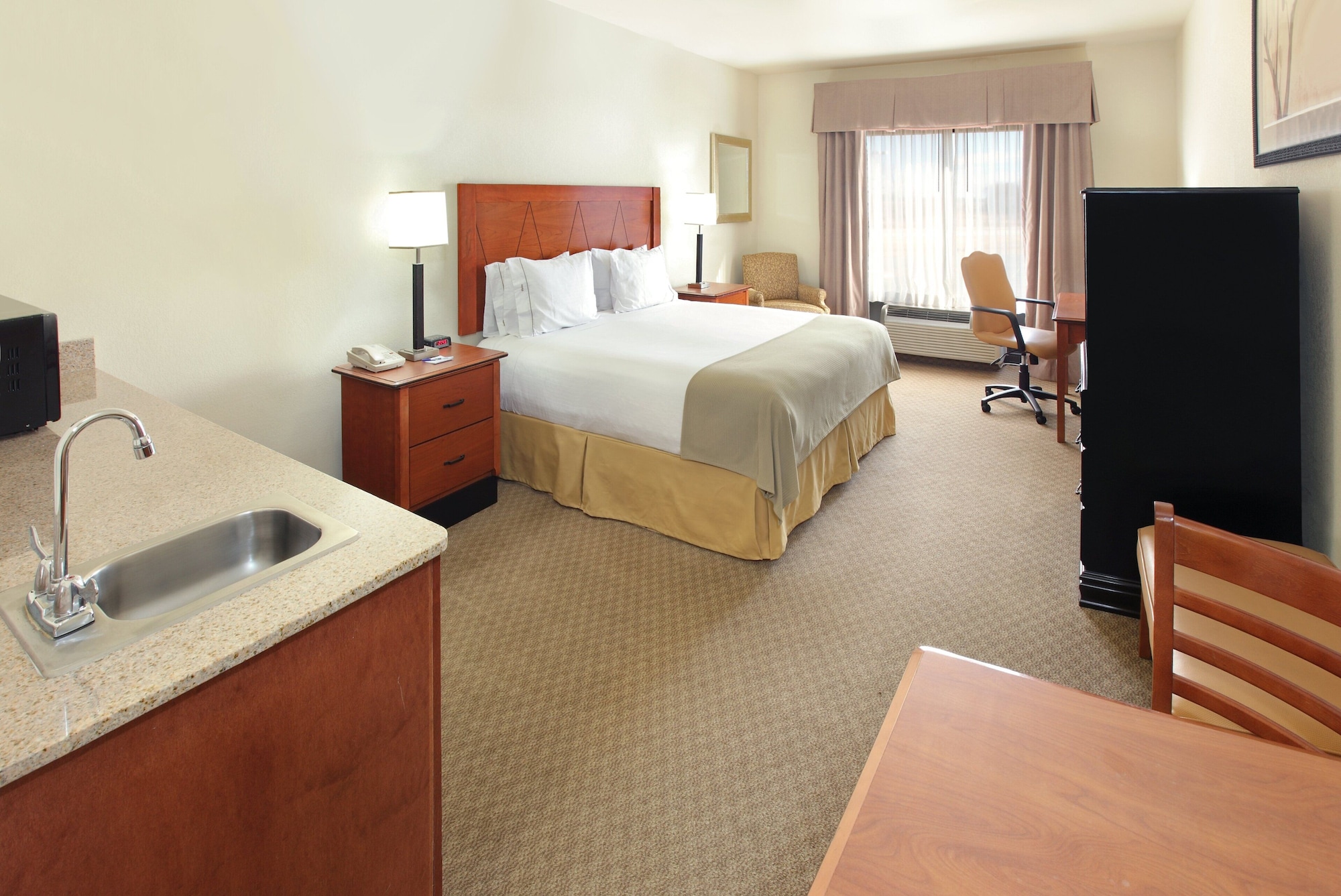 holiday inn express and suites pine bluff pines ma