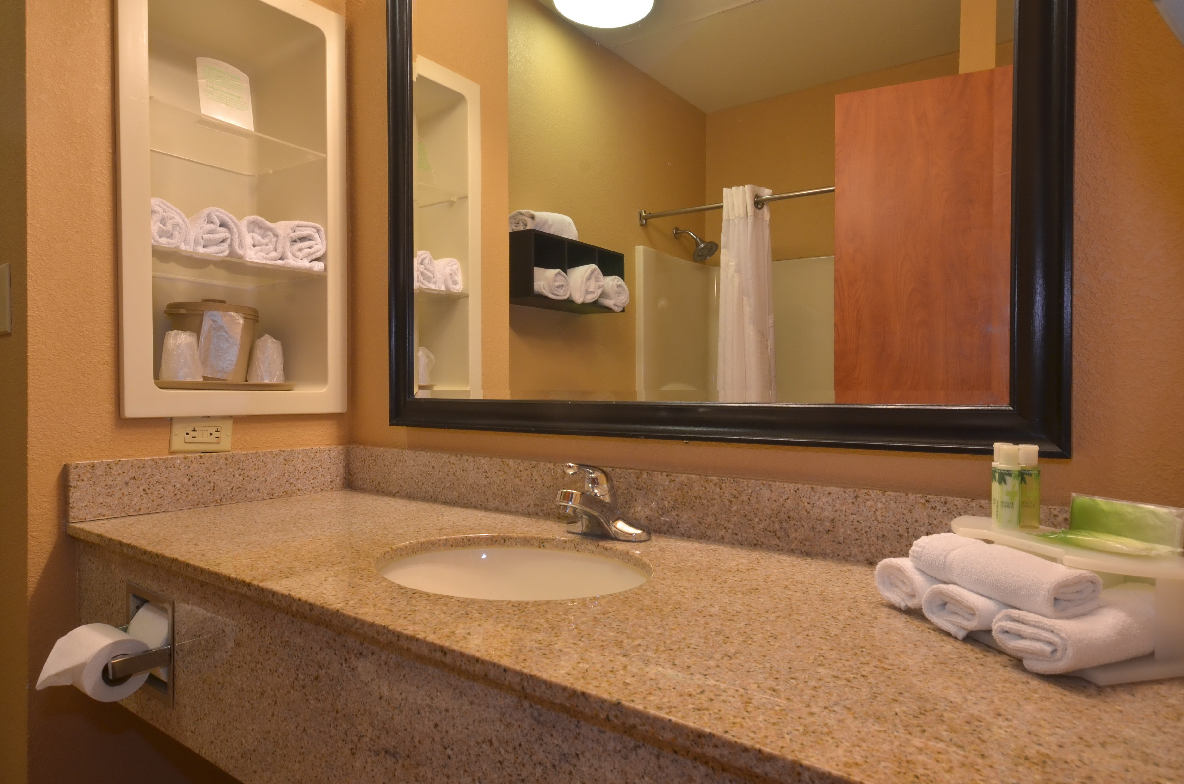 holiday inn express and suites pine bluff pines ma
