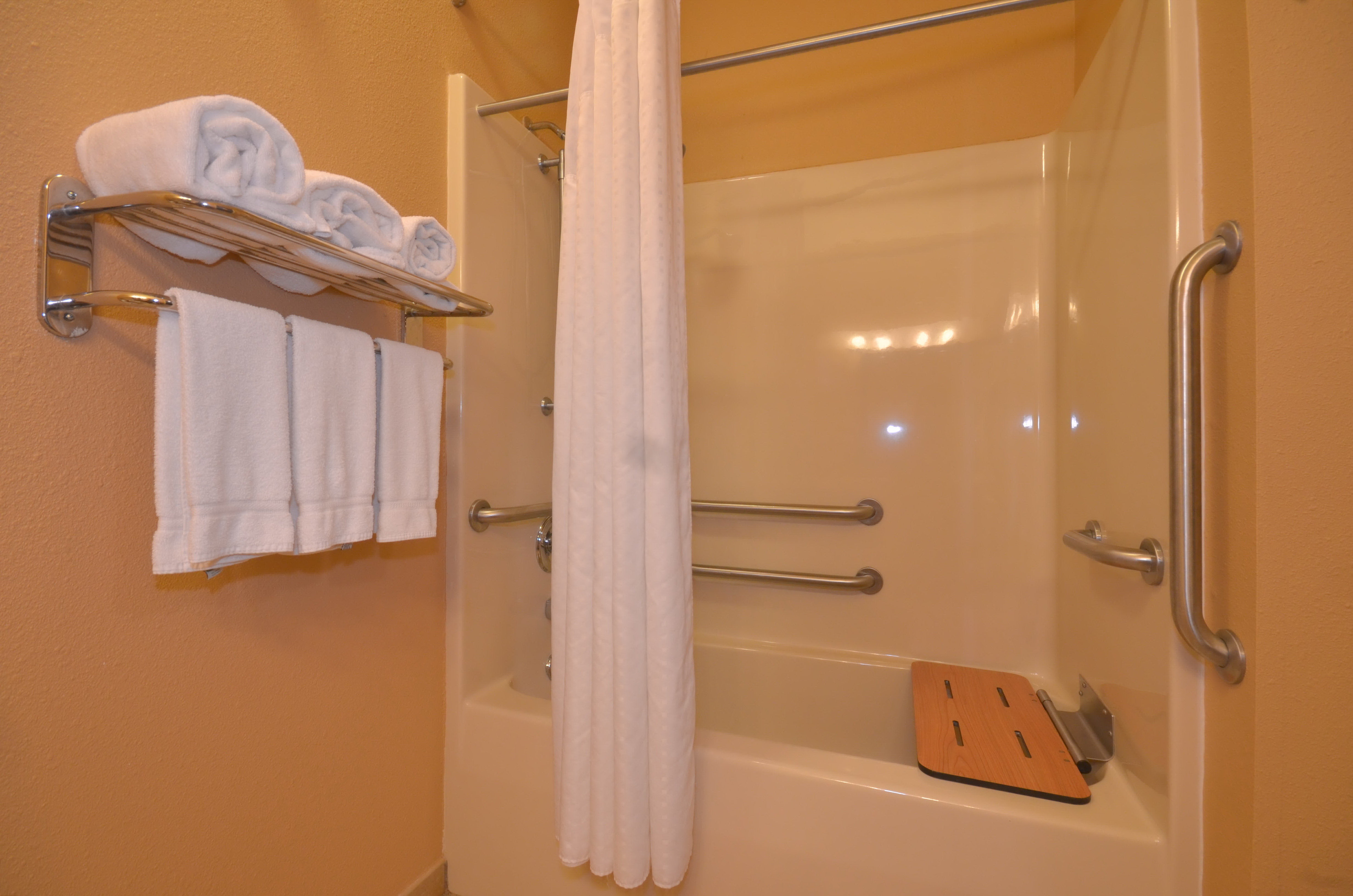 holiday inn express and suites pine bluff pines ma