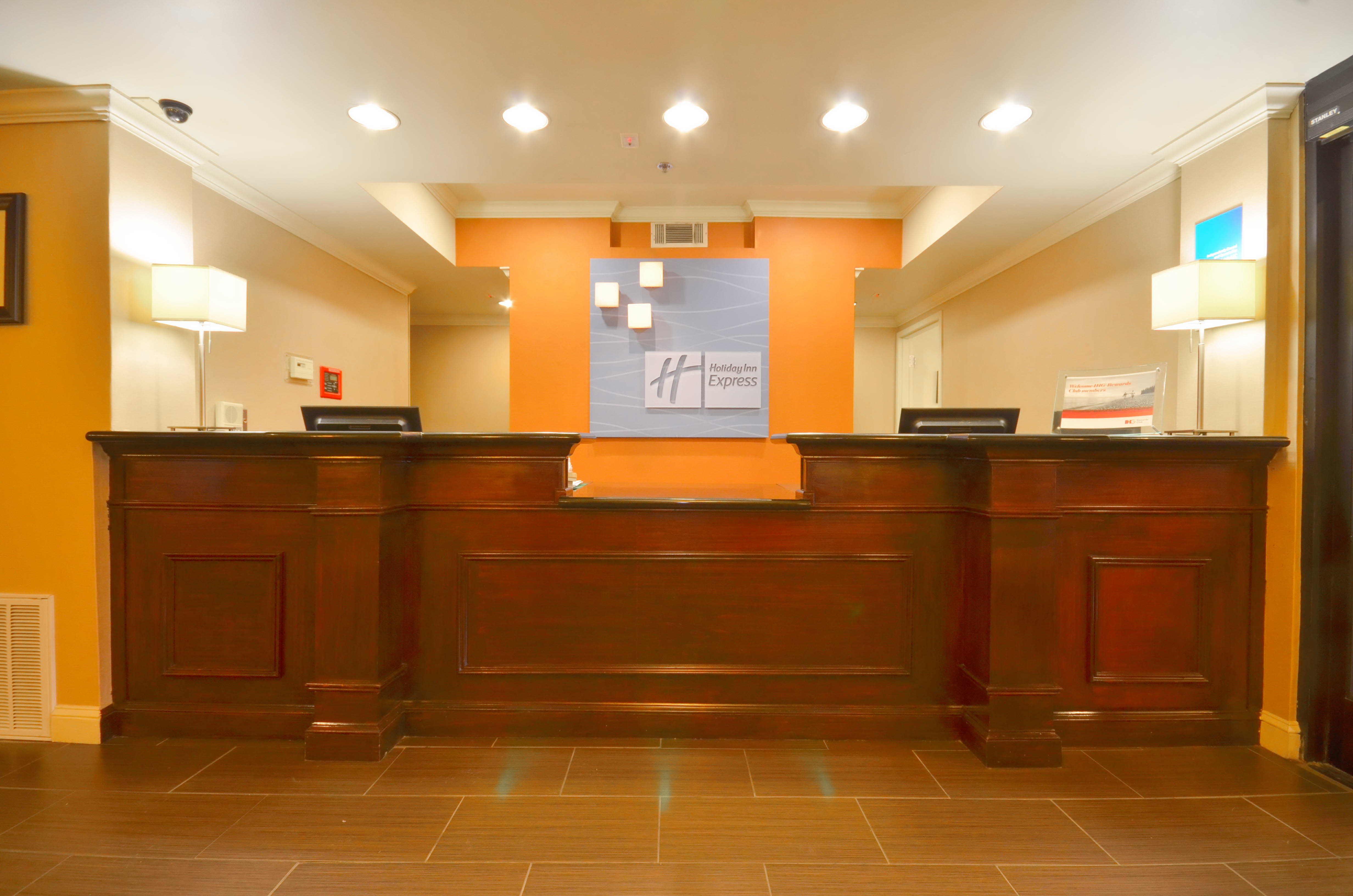 holiday inn express and suites pine bluff pines ma