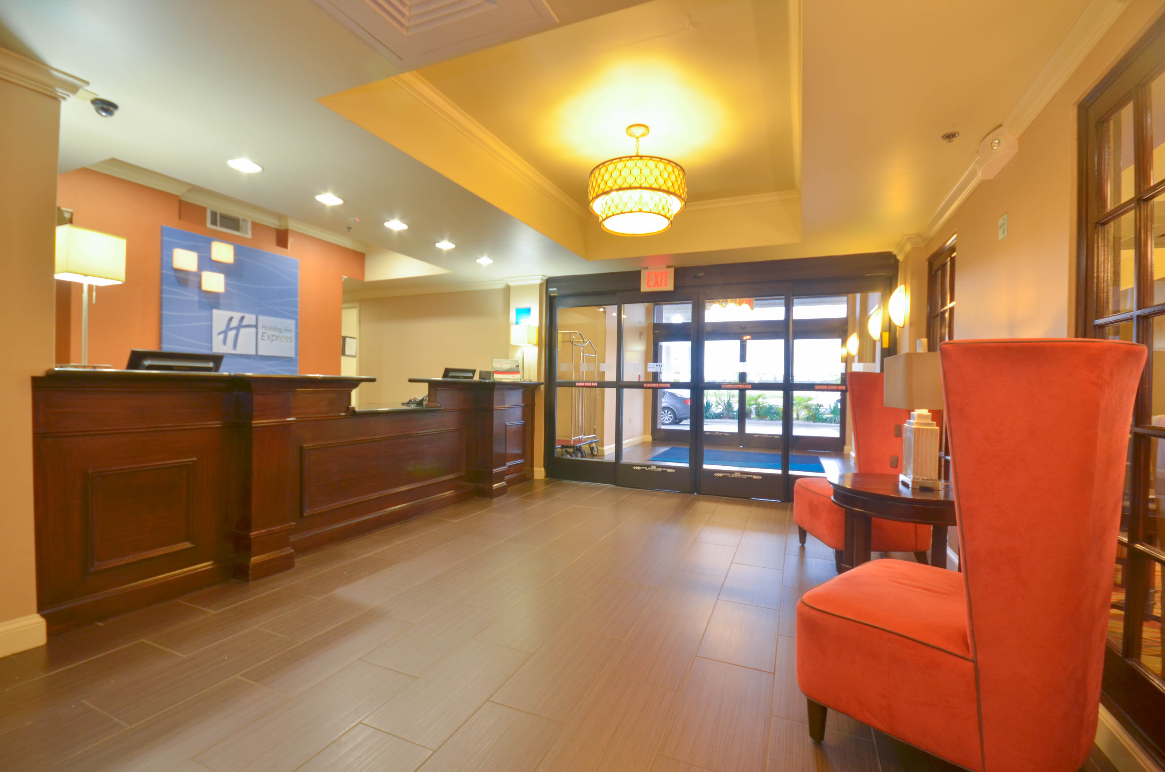 holiday inn express and suites pine bluff pines ma