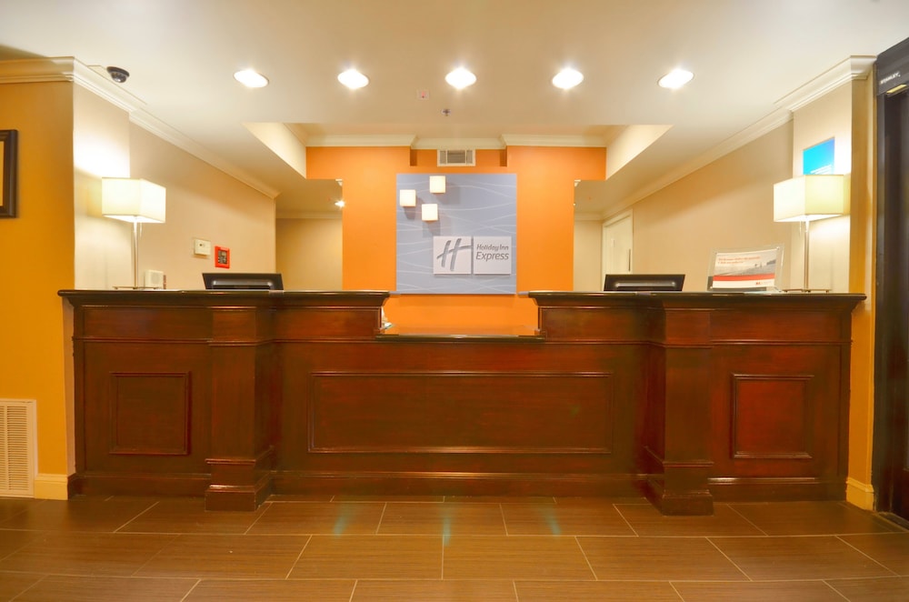 holiday inn express and suites pine bluff pines ma