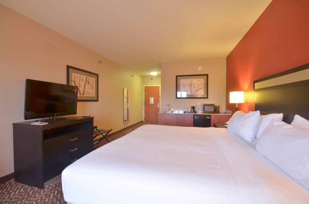 holiday inn express and suites pine bluff pines ma