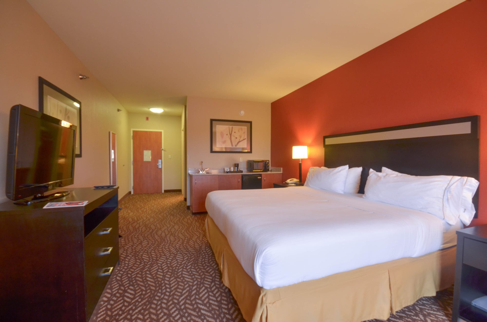 holiday inn express and suites pine bluff pines ma