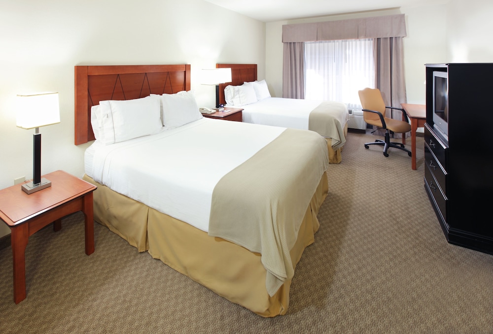 holiday inn express and suites pine bluff pines ma