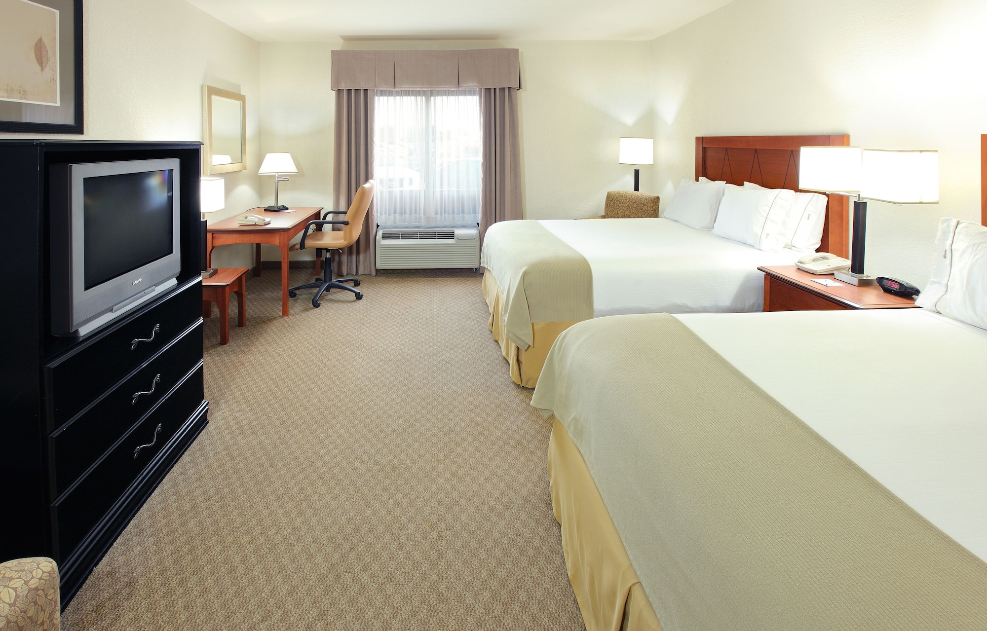holiday inn express and suites pine bluff pines ma