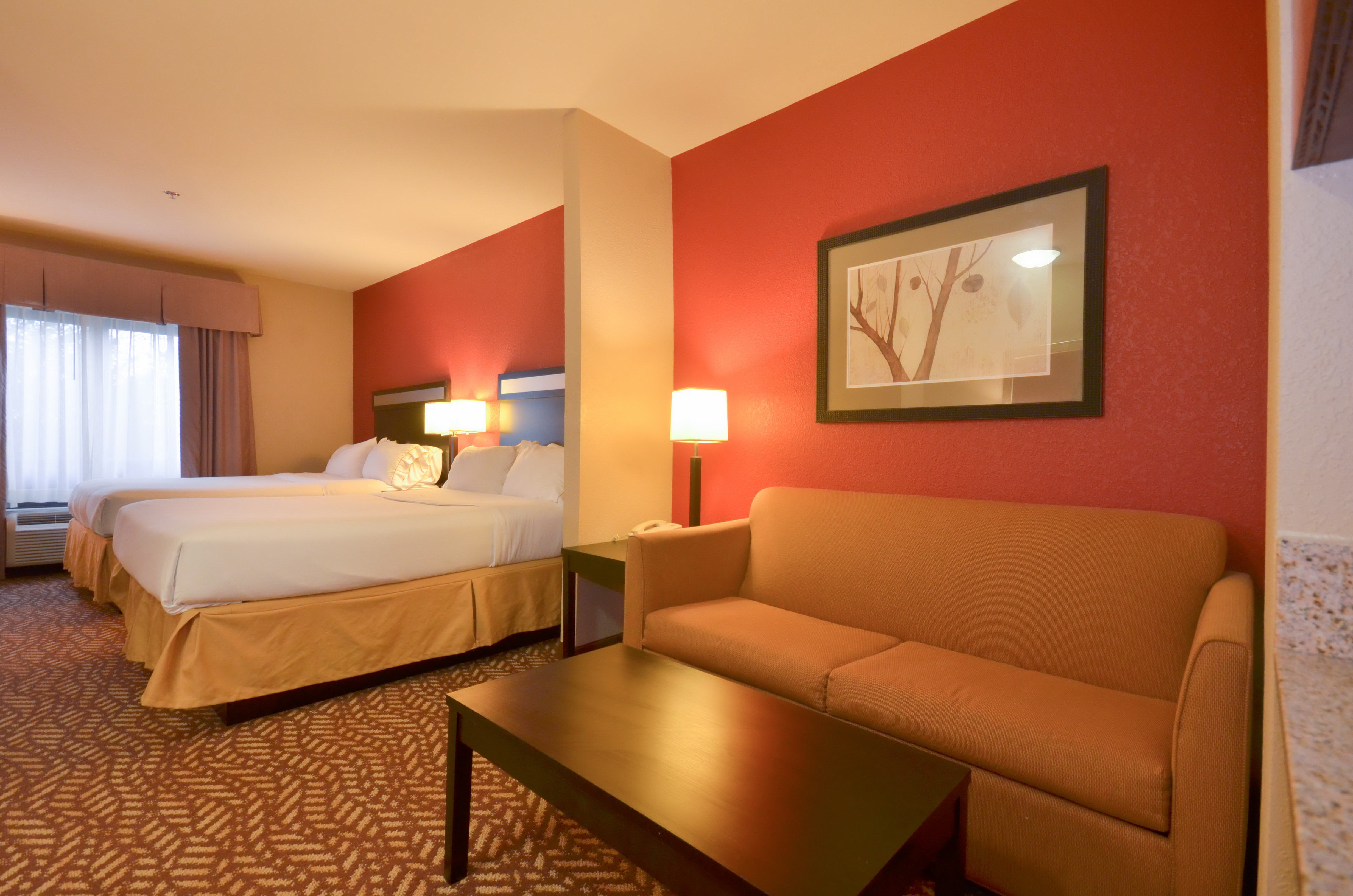 holiday inn express and suites pine bluff pines ma