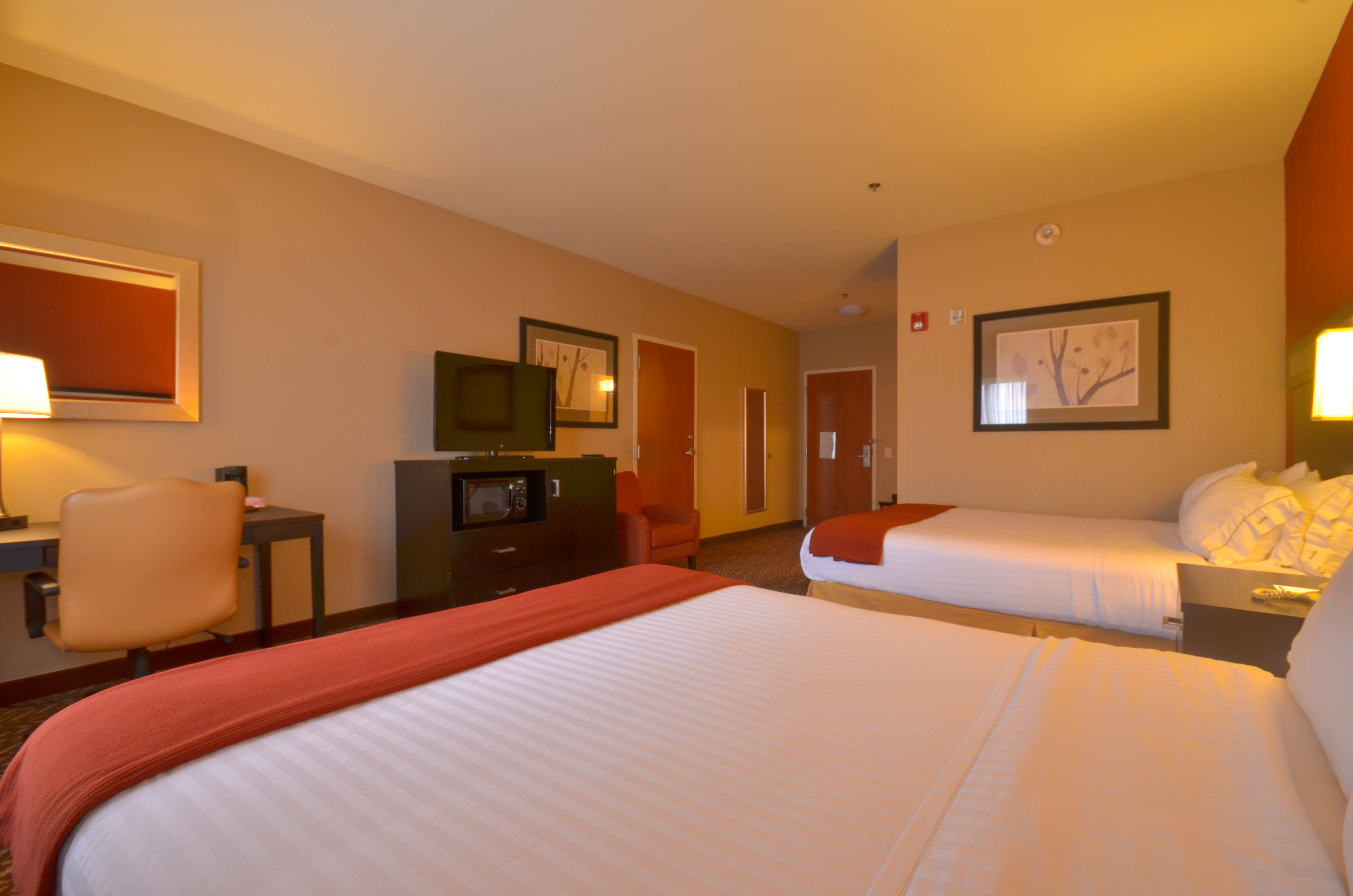 holiday inn express and suites pine bluff pines ma