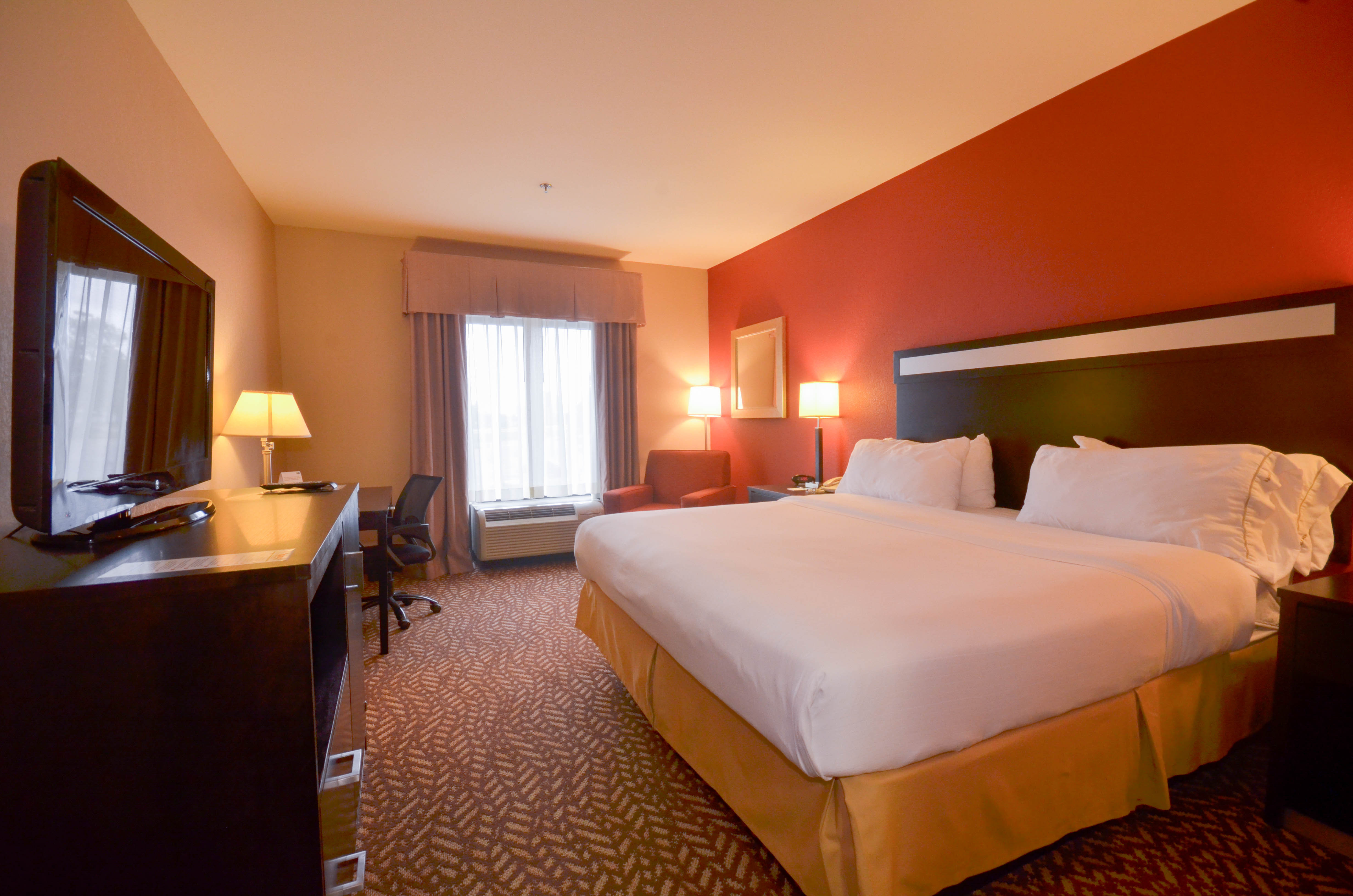 holiday inn express and suites pine bluff pines ma