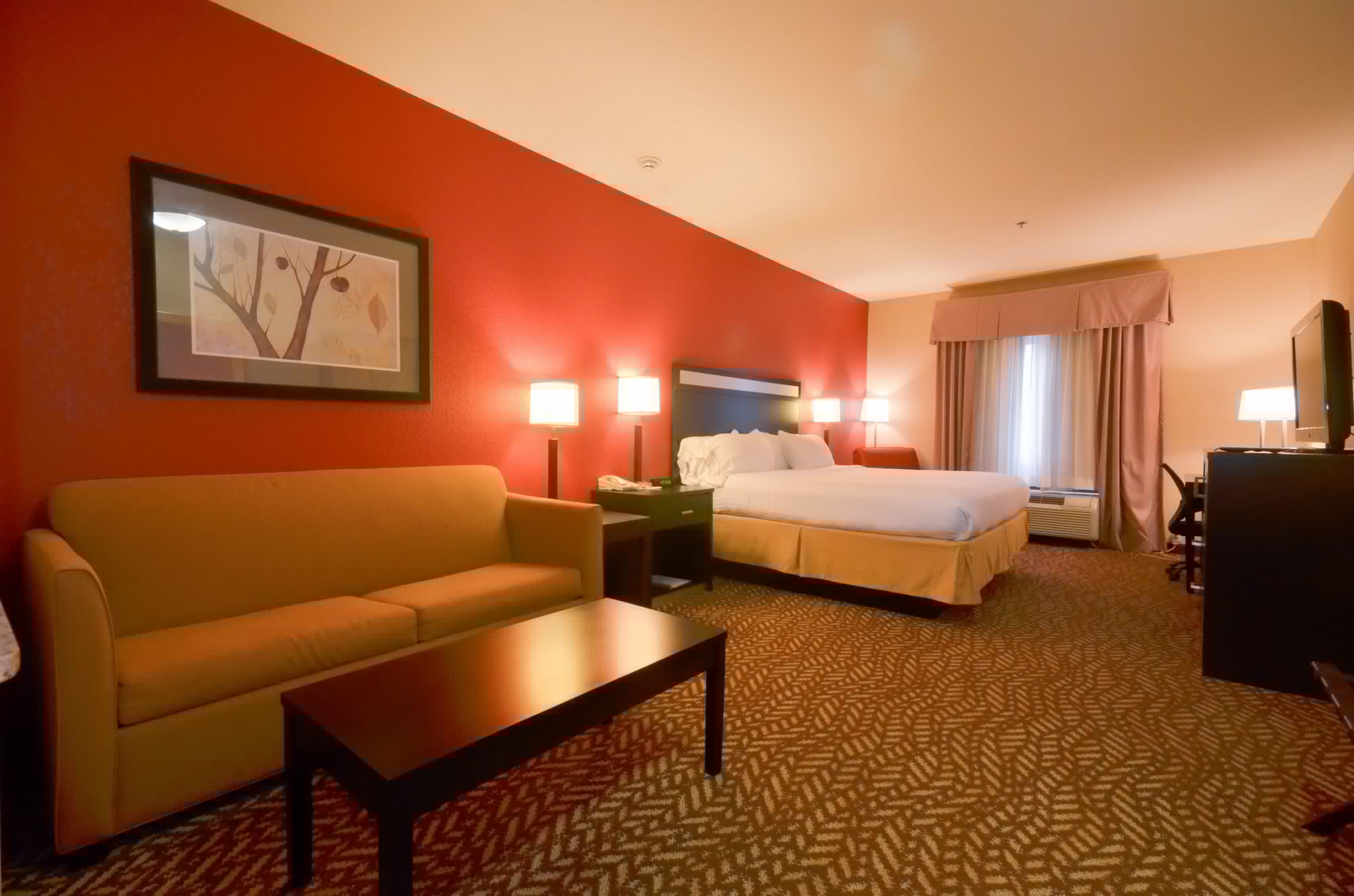 holiday inn express and suites pine bluff pines ma