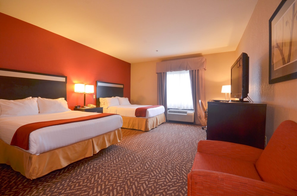 holiday inn express and suites pine bluff pines ma