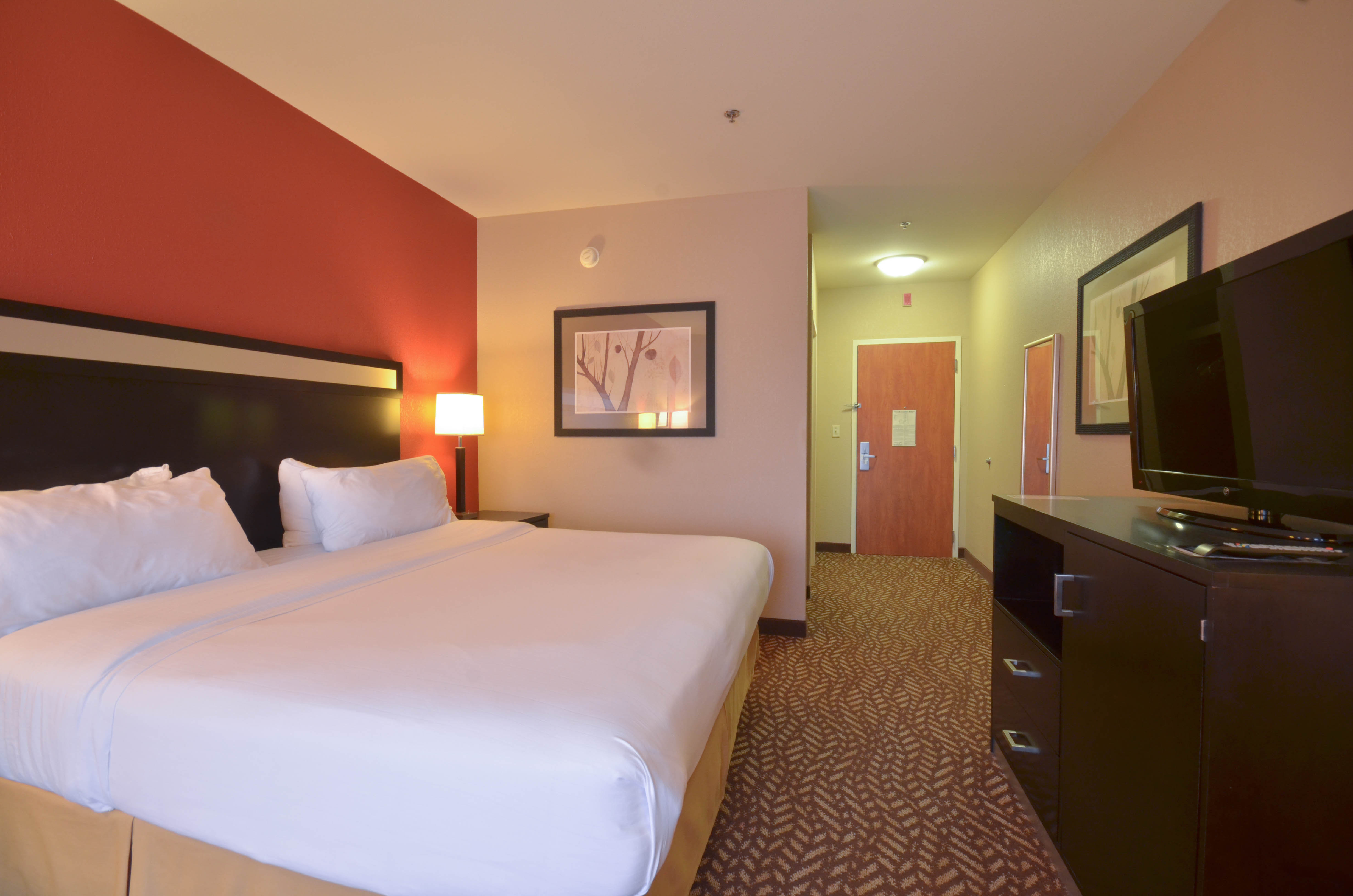 holiday inn express and suites pine bluff pines ma