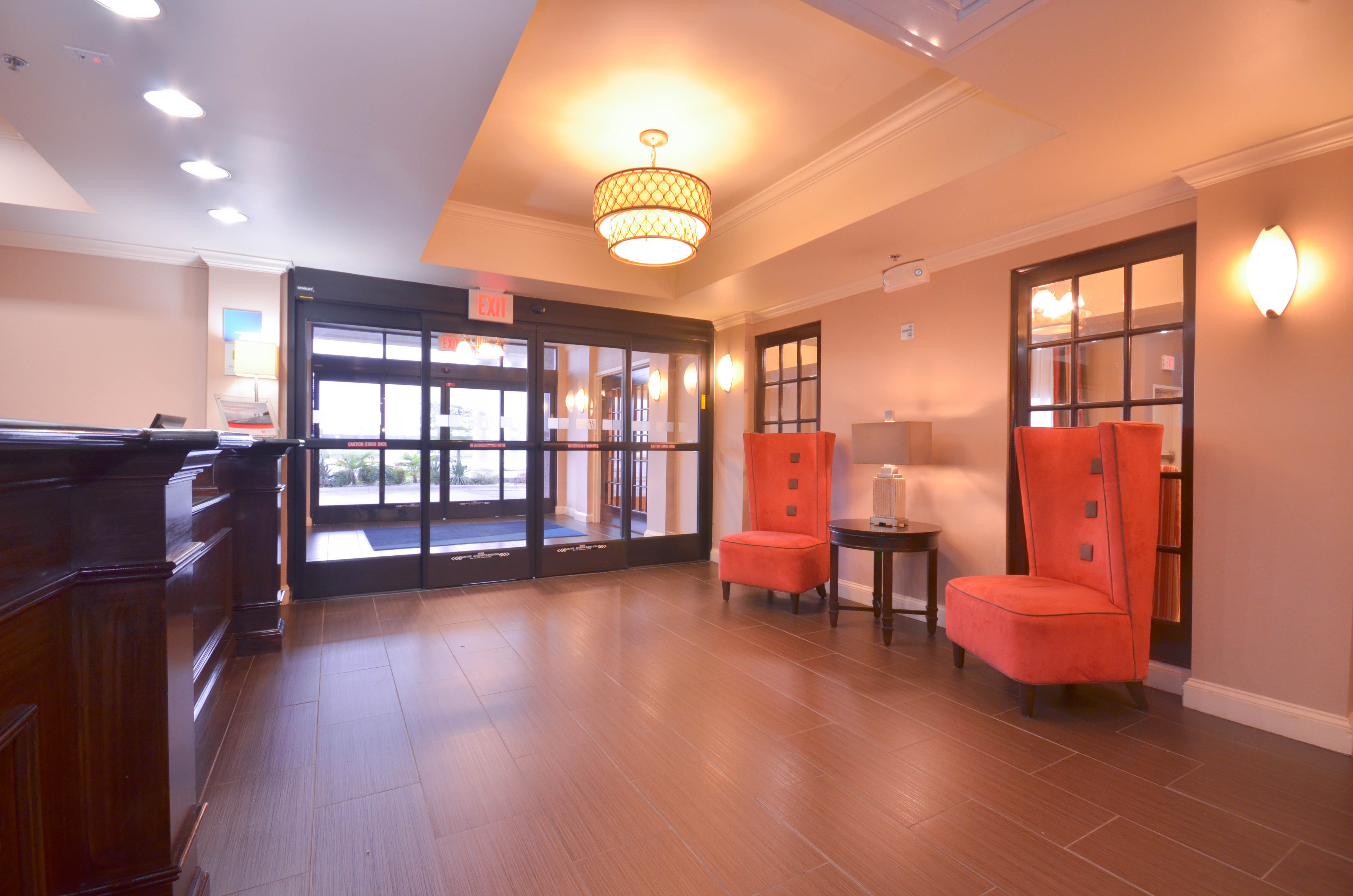 holiday inn express and suites pine bluff pines ma