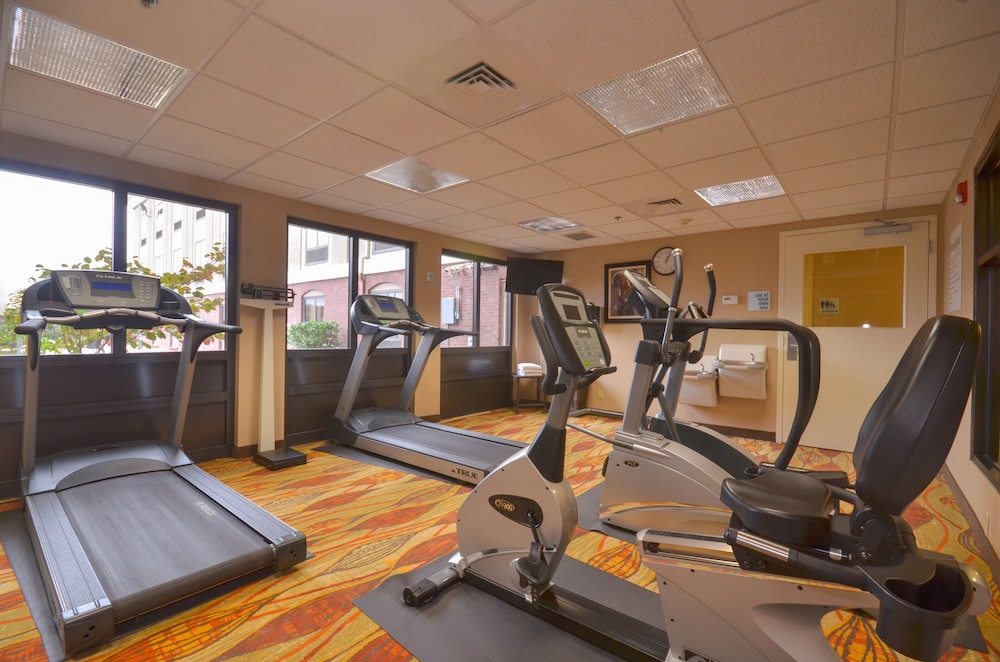 holiday inn express and suites pine bluff pines ma